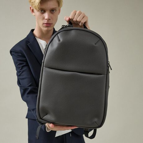 [^ԁF00026061008]rWlXV[ȂǁAWPbgX^Cł̎gpC̕ɂXXX}[gfByʂȂ獂̂V{U[B15C`̃m[gPC[\ŁAfC[gɃsb^łByfށzU[Ȃł͂̂Ȃ₩PUU[̈₷˔vɁAV{̌^邱Ƃōo܂B肵Ă邤ɌyAԂĝɂKĂ܂BƁÂfނ͍̂錩ڂɁBV{v͂ƂЂڗɂ̂|CgłByfUCzɗ͗}A~j}ȈۂɂȂ悤ɃfUCꂽbNłBv炵\̂V{U[悢ANZgƂȂAlȈۂɁBrWlXbNx[Xɏ㕔Eh^̊ۂ݂̂tHɁB_炩ȈۂA悢JWA^AgpV[̕ObƍL܂Bʋ΂rWlXAʊw͂A^E[XɂXX̃ACełByXybNzEwʁcő15.0C`PC/^ubgΉ̃X[ut@ʐ^15C`MacBook[EOʁcbV|Pbg~1(㉺͕Ă܂)EOwʁd̎[ɂ҂ȕ 28cm̃t@Xi[|Pbg~1E{̑Oʂ2wɕꂽ2|PbgB@㑤cbNOɕƂɂoꂵ₷悤J傫݂|PbgB[18cm@c[18cm|PbgBECRp[gg̓_ut@Xi[dlBEwʁEV_[xg͏_炩ƒʋC˔bVfނ̗pEV_[xgɃTJ݂Axg̗]XbLƂɁBe摜́A̓ŐFقȂČꍇ܂Bi̐F͑fޏڍ׉摜QƂByfރV[YzV{U[bN(iԁF00026061004)܂BNb`obOtg[gobO(iԁF00026061002)܂BX}[gTCỸg[gobO(iԁF00026061007)܂Bc^g[gobO(iԁF00026061003)܂B{fBobO(iԁF00026061005)܂BO[ fFH185 B85 W69 H86 pTCYFFubN fFH185 B85 W69 H86 pTCYFF