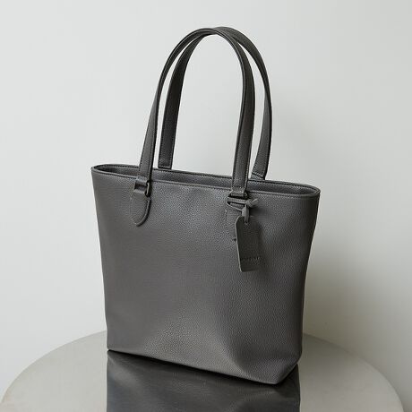 [^ԁF00026061007]eɕ₷AɃtBbgX}[gȃTCYBi̎^ԉוȂ߂ȕɂXXg[gobOłBV{U[̍ŁArWlXJWA܂ŕLV[Ŋ􂵂܂ByfށzU[Ȃł͂̂Ȃ₩PUU[̈₷˔vɁAV{̌^邱Ƃōo܂B肵Ă邤ɌyAԂĝɂKĂ܂BƁÂfނ͍̂錩ڂɁBV{v͂ƂЂڗɂ̂|CgłByfUCzɗ͗}A~j}ȈۂɂȂ悤ɃfUCꂽg[gobOłBU[̃V{܂āAꂵȂAJWÂ錩lC̃|CgłBuhl[fl[^O|CgfUCɁB13C`̃m[gPCA4TCY͂[łAfC[Ɏg₷ACeBVvȃfUĈ߁AjZbNXłg܂ByXybNzEJcS̓Vt@Xi[dlEc17cm̃t@Xi[t|Pbg~1Ap̃I[v|Pbg~2E4ɒeEɃtBbg₷tbgȎ聦Be摜́A̓ŐFقȂČꍇ܂Bi̐F͑fޏڍ׉摜QƂByfރV[YzNb`obOtg[gobO(iԁF00026061002)܂BV{U[bN(iԁF00026061004)܂BX}[gTCỸbN(iԁF00026061008)܂Bc^g[gobO(iԁF00026061003)܂B{fBobO(iԁF00026061005)܂BlCr[ fFH185 B85 W69 H86 pTCYFFubN fFH185 B88 W76 H88 pTCYFF