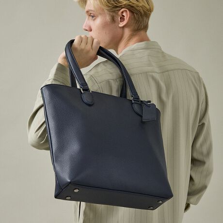 [^ԁF00026061007]eɕ₷AɃtBbgX}[gȃTCYBi̎^ԉוȂ߂ȕɂXXg[gobOłBV{U[̍ŁArWlXJWA܂ŕLV[Ŋ􂵂܂ByfށzU[Ȃł͂̂Ȃ₩PUU[̈₷˔vɁAV{̌^邱Ƃōo܂B肵Ă邤ɌyAԂĝɂKĂ܂BƁÂfނ͍̂錩ڂɁBV{v͂ƂЂڗɂ̂|CgłByfUCzɗ͗}A~j}ȈۂɂȂ悤ɃfUCꂽg[gobOłBU[̃V{܂āAꂵȂAJWÂ錩lC̃|CgłBuhl[fl[^O|CgfUCɁB13C`̃m[gPCA4TCY͂[łAfC[Ɏg₷ACeBVvȃfUĈ߁AjZbNXłg܂ByXybNzEJcS̓Vt@Xi[dlEc17cm̃t@Xi[t|Pbg~1Ap̃I[v|Pbg~2E4ɒeEɃtBbg₷tbgȎ聦Be摜́A̓ŐFقȂČꍇ܂Bi̐F͑fޏڍ׉摜QƂByfރV[YzNb`obOtg[gobO(iԁF00026061002)܂BV{U[bN(iԁF00026061004)܂BX}[gTCỸbN(iԁF00026061008)܂Bc^g[gobO(iԁF00026061003)܂B{fBobO(iԁF00026061005)܂BlCr[ fFH185 B85 W69 H86 pTCYFFubN fFH185 B88 W76 H88 pTCYFF