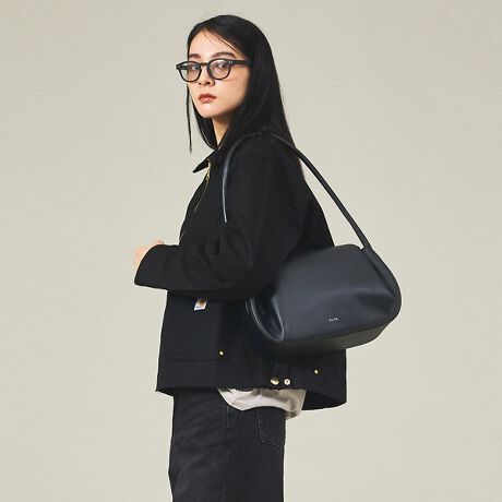 [^ԁF04510054108]^bNƃU[̏_炩Ɲ()݂AƓȃtH\B߂̃nh݌vŁA|łAX^CO݂̕ɁBC[̊J傫L悤ATChɃhbg{^zuA2iKŊJdlBfށExW^u^jU[̗pBE\ʂɉʂȂAtbgŊ炩ȐGSnBE_炩ydオŏiȌڂ̃U[Bv{̕Ă邽߁A1_ƂɌ̍AVALYAAV{̈ႢAFAvƓ̃jICȂǂꍇ܂B̏A߂BCAGAԂ̐ڐGȂǂɂāAFFڂ肷ꍇ܂BɁAR[hRpɂɐG镔͐F₷Ȃ܂BJV┖F̈ߗނ𒅗p̍ۂ́A\ɂӂBfށFvAn/|GXeTCY ()FW34cmAH17.5cmAD9.5cmd ()F510gC[F1|PbgF1yYArKA / [JzMain concepťɂƂŁA_炩ȈۂƗDC[WAz`éu`₩v̑ꂪuh̗RBYArKA𑕏鎖ɂʂOAuEŁEǎvȒjڎwBfUCi[̑n/R/Ȃǂ̊JIȎvlTEqώBvlAgɂƂȂiv_NgWJB