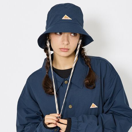 [^ԁF04510074002]|CgEǂ΂œ悯΍ɂœKAǂȃR[fBlCgɂ킹₷VvȃoPbgnbgEO\Ȋ{RtŕANeBuȃV[łSE^т₷[ɕ֗ȃ|Pb^udlEdlȂ̂ŉJłSjZbNXACeȂ̂Œjɍ킹܂ByKELTY / PeBzAJ̃obNpbNuhB̗j1952NAzƂ̃fBbNEPeBɂăAEghA̎ĐꂽuobNpbNvɎn܂BAEghAEX|[cƂoRƂ͈قȂVTO{ɓ`邫ƂȂuhBiNVJȃAEghAuhłB