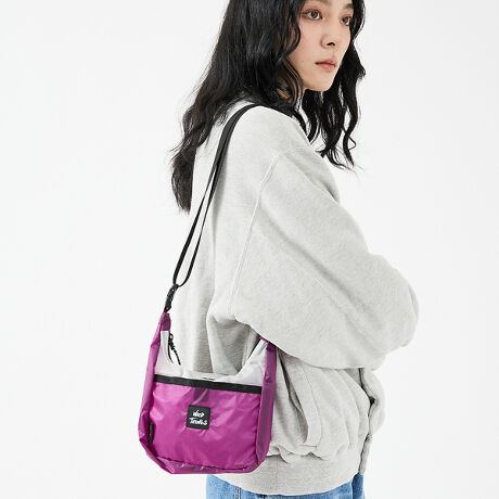 [^ԁF04510054004]yfUCzϐɗDAh@\̂ 66iC̃R[fgpRIPiCfނ̗pBŌyʂȂ߃fC[[X₷Aڂ䂭J[O|CgłBt̃Xgbv͎O\BOʁAɃ|PbgEL[OByWILD THINGSiChVOXjz1981NAoRƂ̃WE{[`[hƃ}[EjGɂĐݗꂽAEghAuhuWILD THINGSvB@\IłȂꂽfUC̐íAvoRƂt@bVyމ̐lXɂ܂ōLxĂ܂BߔNł̓AJRCɈߗސi[ȂǁAVȎтƐMςݏグĂ܂Bxgi