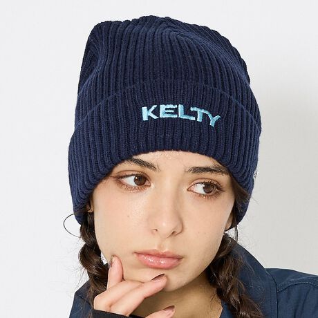 [^ԁF04510078201]AEghA^E[X܂Ŋ􂷂AKELTY̒ԃr[j[ByKELTY / PeBzAuhShJł\jbgLbvoBx[VbNȃu҂݂̃VGbgɁAtg̃ShJ悢ANZgvXBj킸płAAEghAV[͂AfC[X^CɂރfUCłBV[YXŎgANfނ̗pA_炩ԂSnŉKBJ[WJLxŁA[h[uɈĂ\ACełBR[fBl[g_EWPbgt[Xƍ킹ē~̃AEghAX^CɁBXEFbgfj̃JWAR[fɃvXăXg[goB}t[AE^[Ƃ̃J[NŃX^COiグByKELTY / PeBz1952NɃAJEJtHjAŒaAEghAuhBEŏ߂ăobNpbNɊOtt[𓱓ƂŒmAȗuobNpbÑpCIjAvƂĐẼAEghAt@ɈꑱĂ܂BߔNł̓AEghAV[Ɍ炸A^E[X̃EFAObYWJALɎxuhłB#KELTY #PeB #jbgLbv #r[j[ #AEghA #Xg[gX^C #JWAR[f #jZbNX #hJS #ԃACe