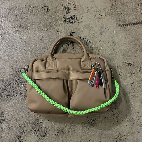 [^ԁF04519854002]ycheek / `[NzoꂵuW pocket 3way boston (C25008)vtgɔz_u|Pbg|Cg̃{XgobOłBnhAV_[A΂ߊ|3WAYdlŁAV[X^Cɍ킹y߂܂B}`̂{Xg^Ŏ[͂QBA4TCY^ubg܂TCÝAʋ΂ʊwɂœKłBVvȂ珗炵jAXJ[œWJAIIt킸LR[fBl[gɊ􂵂܂B~j}ȃtHɁA򊴂̂iCfށElIR[hf{XgobOBlIJ[̃R[hnhƁAcheek̃{`[悭GbWAl̑ɂ肰ȂY܂BRpNgȂ}`[Aڈȏ̎[́BJWA烂[h܂ŕL݁AŃX^CiłB̃V_[e[vŌ|ii|̃X^Cł3WAYdlBycheek / `[NzɃ`[N̂悤ȑN₩Ń|WeBuȃGlM[BJ[pbgg悤ȃJtȃfUCŖ̂ƂuԂʂȂ̂ɁBcheek ̏iɂ͊ɔzčꂽfނgpĂ܂B