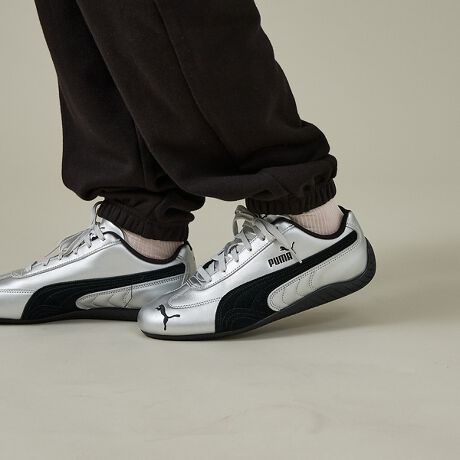 [^ԁF04510055102]u[VOV[YDNAXɗƂށA郁^bNXj[J[vPUMA̓`IhCrOV[Y Speedcat Ƀ^bNAWA݊Q̈ꑫB򊴂̂鍇vAbp[AɃANZg^AJWAX|[cMIX܂ŕLΉ܂BEAbp[F^bNVo[vEAEg\[FObv͂ɗDꂽo[\[EC\[FOrthoLite?ڂŉKȃNbVEtBbgFM[ACRŒ\[VOV[YŘyʁEtbg\[݌vŁAԂ̕sKB^E[XJWAR[f͂AX|[c~bNXXg[gX^CɂRɓރfUCłBX^COEfj{TVcŉXg[gJWAEWK[pciCWPbgŃX|[eBMIXEmg[R[f̃ANZgƂāAɑ݊vXyPUMAiv[}jzhCc̃X|[cuhBXj[J[ApŁAX|[cEXg[gõJ`[ɉe^uhBSpeedcat̓[VOV[YDNApA^E[XɃAbvf[gꂽACRjbNfłB#PUMA #v[} #Speedcat #Xs[hLbg #^bNXj[J[ #[VOV[Y #Xg[gXj[J[ #JWAV[Y #^E[X #OrthoLite #jZbNX