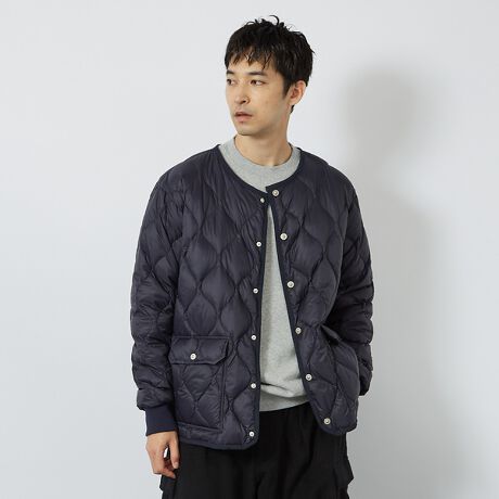 [^ԁF04510030701]hQ_E@~^[m[J[WPbgI[o[TCYVGbgȂ̂ŃCi[߂܂BN[lbNȂ̂Ń}t[Ȃǂ̏킹Ă̂߂܂BeXbǵA悪邱Ƃœ₷ȂA{g̃|PbgɎ₷Ad˒yłdlłB̃u鎖ł蕗̐ihłœKłByXybNzE_ÉAy͂ɗDꂽ800flpȏgpBE_CLgXeb`̗pBEeɁAt@Xi[XbgtĂ܂BE\EɁApb`|PbgtĂ܂BjpTCYłByTAION̉i^CIjƂ́HzuTAIONṽuh̗ŔATAION̉B gNIeB[ɑ΂Ă̈|IRXgptH[}Xɂ鉿l̒ǋ hX[KƂAiō@\ȃCi[_E𕝍LWJĂ܂BFTCY̖LxȃoG[VTAION̓łByMILITARY LINȄiɂāzMILITARY LINE̖͂̒ʂ~^[`[tɂCi[_E葵CłBubN fFH186 B84 W77 H86 pTCYFLJ[L fFH182 B83 W72 H89 pTCYFLZ[WO[ fFH177 B90 W72 H92 pTCYFL