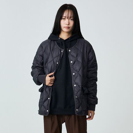 [^ԁF04510030701]hQ_E@~^[m[J[WPbgI[o[TCYVGbgȂ̂ŃCi[߂܂BN[lbNȂ̂Ń}t[Ȃǂ̏킹Ă̂߂܂BeXbǵA悪邱Ƃœ₷ȂA{g̃|PbgɎ₷Ad˒yłdlłB̃u鎖ł蕗̐ihłœKłByXybNzE_ÉAy͂ɗDꂽ800flpȏgpBE_CLgXeb`̗pBEeɁAt@Xi[XbgtĂ܂BE\EɁApb`|PbgtĂ܂BjpTCYłByTAION̉i^CIjƂ́HzuTAIONṽuh̗ŔATAION̉B gNIeB[ɑ΂Ă̈|IRXgptH[}Xɂ鉿l̒ǋ hX[KƂAiō@\ȃCi[_E𕝍LWJĂ܂BFTCY̖LxȃoG[VTAION̓łByMILITARY LINȄiɂāzMILITARY LINE̖͂̒ʂ~^[`[tɂCi[_E葵CłBubN fFH186 B84 W77 H86 pTCYFLJ[L fFH182 B83 W72 H89 pTCYFLZ[WO[ fFH177 B90 W72 H92 pTCYFL