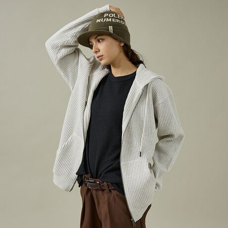 [^ԁF04519820105]lC̒ԃrbObtɃWbvp[J[܂BIWȋ傫ڂ̊iq̃bt́AvŃjbĝ悤Ȍ܂BtBbgVGbgƒ߂̑u␞uAAJWo܂BWbv̓_uWbv̗pĂ邽ߐJĒȂƂł܂Bt[h̓_ut[hdlɂȂĂ邽߁At[hꂢȃVGbgo܂B悭݂̂Jbg\[Ȃ̂ŁAXEFbgp[J[̂悤ɒ邱Ƃł܂AjbgAE^[̂悤ɏiȑgݍ킹T}ɂȂA1Ăƕ֗ȗDGACełByJEMORGAN LONG JOHNS/WF[C[[KOW[Yz1945NɃyVojABŏȒ̖DHƂĐݗBX^[g̓AEghAp̃Ci[ƂĒpAۓIȃX|[c`[ČR̃Ci[ƂĂ̗p܂B90Nɓƃt@bVACeƂĈʓIɒpAuT[}ƌJEMORGANvƌقǐEIɂ̃uh͐ZĂ܂BۉE LkE G̗ǂȂǍōĩT[}EFAƂčLmA݃pbNTłȂAJJWAx[XƂACe𕝍LWJĂ܂B