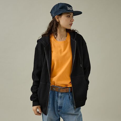 [^ԁF04519820105]lC̒ԃrbObtɃWbvp[J[܂BIWȋ傫ڂ̊iq̃bt́AvŃjbĝ悤Ȍ܂BtBbgVGbgƒ߂̑u␞uAAJWo܂BWbv̓_uWbv̗pĂ邽ߐJĒȂƂł܂Bt[h̓_ut[hdlɂȂĂ邽߁At[hꂢȃVGbgo܂B悭݂̂Jbg\[Ȃ̂ŁAXEFbgp[J[̂悤ɒ邱Ƃł܂AjbgAE^[̂悤ɏiȑgݍ킹T}ɂȂA1Ăƕ֗ȗDGACełByJEMORGAN LONG JOHNS/WF[C[[KOW[Yz1945NɃyVojABŏȒ̖DHƂĐݗBX^[g̓AEghAp̃Ci[ƂĒpAۓIȃX|[c`[ČR̃Ci[ƂĂ̗p܂B90Nɓƃt@bVACeƂĈʓIɒpAuT[}ƌJEMORGANvƌقǐEIɂ̃uh͐ZĂ܂BۉE LkE G̗ǂȂǍōĩT[}EFAƂčLmA݃pbNTłȂAJJWAx[XƂACe𕝍LWJĂ܂B