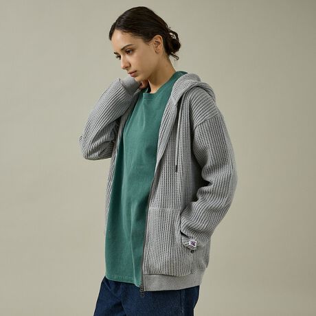 [^ԁF04519820105]lC̒ԃrbObtɃWbvp[J[܂BIWȋ傫ڂ̊iq̃bt́AvŃjbĝ悤Ȍ܂BtBbgVGbgƒ߂̑u␞uAAJWo܂BWbv̓_uWbv̗pĂ邽ߐJĒȂƂł܂Bt[h̓_ut[hdlɂȂĂ邽߁At[hꂢȃVGbgo܂B悭݂̂Jbg\[Ȃ̂ŁAXEFbgp[J[̂悤ɒ邱Ƃł܂AjbgAE^[̂悤ɏiȑgݍ킹T}ɂȂA1Ăƕ֗ȗDGACełByJEMORGAN LONG JOHNS/WF[C[[KOW[Yz1945NɃyVojABŏȒ̖DHƂĐݗBX^[g̓AEghAp̃Ci[ƂĒpAۓIȃX|[c`[ČR̃Ci[ƂĂ̗p܂B90Nɓƃt@bVACeƂĈʓIɒpAuT[}ƌJEMORGANvƌقǐEIɂ̃uh͐ZĂ܂BۉE LkE G̗ǂȂǍōĩT[}EFAƂčLmA݃pbNTłȂAJJWAx[XƂACe𕝍LWJĂ܂B