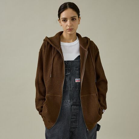 [^ԁF04519820105]lC̒ԃrbObtɃWbvp[J[܂BIWȋ傫ڂ̊iq̃bt́AvŃjbĝ悤Ȍ܂BtBbgVGbgƒ߂̑u␞uAAJWo܂BWbv̓_uWbv̗pĂ邽ߐJĒȂƂł܂Bt[h̓_ut[hdlɂȂĂ邽߁At[hꂢȃVGbgo܂B悭݂̂Jbg\[Ȃ̂ŁAXEFbgp[J[̂悤ɒ邱Ƃł܂AjbgAE^[̂悤ɏiȑgݍ킹T}ɂȂA1Ăƕ֗ȗDGACełByJEMORGAN LONG JOHNS/WF[C[[KOW[Yz1945NɃyVojABŏȒ̖DHƂĐݗBX^[g̓AEghAp̃Ci[ƂĒpAۓIȃX|[c`[ČR̃Ci[ƂĂ̗p܂B90Nɓƃt@bVACeƂĈʓIɒpAuT[}ƌJEMORGANvƌقǐEIɂ̃uh͐ZĂ܂BۉE LkE G̗ǂȂǍōĩT[}EFAƂčLmA݃pbNTłȂAJJWAx[XƂACe𕝍LWJĂ܂B