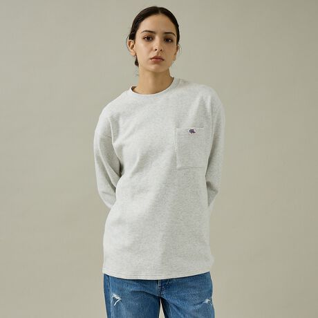 [^ԁF04519820103]\nɃJmRڂ̐nAnɏ_炩ȃt[XgpAH~ɂ҂̃N[lbNOX[uTVcBڂ͂ƂXEFbgCNȎȂAt[XƕۉmہBDAԂ̒płKłB|PbgɂBRANDby炢AVvȂANZǧfUCɁByJEMORGAN LONG JOHNS/WF[C[[KOW[Yz1945NɃyVojABŏȒ̖DHƂĐݗBX^[g̓AEghAp̃Ci[ƂĒpAۓIȃX|[c`[ČR̃Ci[ƂĂ̗p܂B90Nɓƃt@bVACeƂĈʓIɒpAuT[}ƌJEMORGANvƌقǐEIɂ̃uh͐ZĂ܂BۉE LkE G̗ǂȂǍōĩT[}EFAƂčLmA݃pbNTłȂAJJWAx[XƂACe𕝍LWJĂ܂B