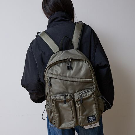 [^ԁF04519854100]Oɔzuꂽ}`|PbgۓIȃVvfUC̃obNpbNBy̓|Pbg킹13̎[ӏBVvȌ`Ȃ̂ŁAfC[[X̂قAʊwpobOArWlXXobOƂĂg܂B25LƑeʂȂAyʂȒȂĂׁAPCȂǂ[̂ɂSłB|PbgLxŁA܂܂Ƃ̂[ł܂BTChɂ|PbgtāAybg{g₿Ƃ̂Ă̂ɕ֗łBg΂킩@\ɂiɎdオĂ܂BVvȃfUCȂ̂ŁAlXȃX^Cƍ킹₷ȂĂ܂BX|[eBȃSڂ䂫AANeBuĂ܂Bėp̍obNpbN͂ǂȏʂɂd󂷂V̕K{ACëłBMtgƂĂ΂邱ƊԈႢȂ̃ACełBVɂȂɂAvȃ|GXengpBɔGĂ₷̂ŁAAEghAX^Cɂ҂łBWF_[Xłg܂ByDickies / fBbL[Yz1922NnƂ̃AJ\郏[NEFAuhBϋvE@\˔ACéA[J[݂̂Ȃ炸AXP[^[Xg[gJ`[xW߁A܂␢Eň鑶݂ɁB[NDNApAt@bVV[łffUĆB#Dickies #fBbL[Y #[NVc #`FbNVc #Iu`FbN #I[o[TCY #AJW #Xg[g #lVc