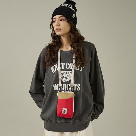 [^ԁF04509854036][@\[X}zz|[`BCOŝƂɁA܂gтƂƂłłƂɕ֗ȃ|[`BsAzAgтL[[hɂׂĂ̗pr1ɐ荞񂾏c^̌yʃ|[`BC|Pbg傫Ĵŉו̎o₷݌vɂȂĂ܂B^񒆂Ɏd؂肪AJ[h|Pbgy[łI[v|PbgĂ܂Bz|`ƂĔwʃ|PbgɂDAJ[h|PbgɃJ[hAc̃|PbgɃpX|[gAƂ͕ʂɏK[ł܂Btg|Pbg[I[v|PbgȂ̂ŃX}z̎[ɍœKBV_[Xgbv͎O\nFyʝ|GXeuCOBMASTER/Ru}X^[zRu}X^[́A1971NɃCMXŐ܂ꂽAW[uhBuh̃[cł1970ÑCMX̃AEghAV[ɒʂAgȃGbZXRu}X^[Ǝ̃W[X^CāB[RZvgɁuJWAȋ@\vfAW[KɂACeWJĂ܂BRu}X^[1970NɃCMXŐ܂ACOB BEAR̃N}̃}[NňĂAEghAuhłBA~t[tiCfނ́uGEMPACKvn߁AgAEghAKɂhlXȃACeWJĂ܂Bꂩ甼IAłuh̃[c؂ɂA CtX^CɊYlXȃACeWJĂ܂B