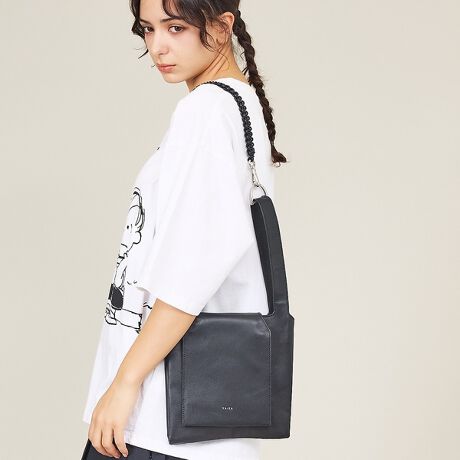 [^ԁF04510054109]YArKAi[Jj̃~j}V_[obOB_炩U[fނƁA҂ݍ݃V_[ANZgɂȂjZbNXfUCłBKvȉו܂邿傤ǗǂTCYŁAigɂ҂BVvȃubNJ[́AJWA烂[h܂ŕL􂵂܂BYArKAĂ~j}fUC̃V_[obOBXNGAVGbgx[XɁAʂ킬ƂU[̎ƁA҂ݍ݃Xgbv̗̊AÂŐꂽ[h̋CZ킹܂B~j}ȃtgfUC̎זȂ҂ݍ݃V_[AVvȑ`ɃGbWvXقǂ悢TCYŁAfC[ɂX̃X^CɂRɃ}b`jZbNXŎgWF_[t[fUC_炩ȃU[ƍ\zIȃC̃oXŁAgŕ͋Ch [hƂĊ􂵂܂BCfށFU[i_炩Ȃ₩jV_[F~҂ݍ݂̃~bNXfUCwʁFtbg|PbgteʁFzEX}zE|[`ȂǕKv\X^COI[ubÑR[fɍ킹Ė@ȃ[hrbOTVc ~ ChpcɃvXĉIXg[gփe[[hWPbgƍ킹΁Aꂽ~j}bNɃWF_[XŎg邽߁Aj킸fC[ACeƂčœKȕɂ߃[hƃXg[gV[XɊy݂ŕ͋Cg㎿hɃAbvWF_[XŎgobOTĂ閳ñU[ł~|CgE~j}~U[̉IfUCEjZbNXŎgx[VbNȃtHE҂ݍ݃V_[肰ȂANZgEwʃ|PbgtŃX}z[ɂ֗EfC[Ɏg₷TCYfރU[R[fBl[gErbOTXEFbgƍ킹ăXg[gɁEe[[hXbNXŃ[hɁEVvȃR[f̈ߖƂĊyYArKAi[Jjz~j}ŃWF_[XȃANZT[EobOWJ{uhBVvȂAɓރfUCłB