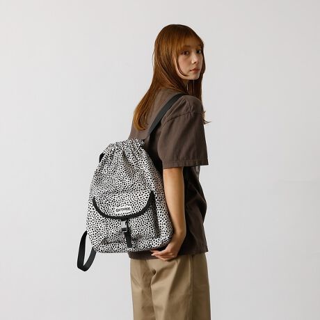 [^ԁF04520054404]VvȃfUCȂ̂ŁAJWASʂɂ͂A[NX^CXg[gnt@bVȂǕL킹܂BVv炱Ag₷AFEfށEtHő̃ACeƂ̃R[fBl[g₷łBjZbNXŎgfUCȂ̂ŁAJbvFBƂ̃VFA߂łByOUTDOOR PRODUCTS / AEghAv_Ncz1973NAAJC݃T[XɂăAgV[Z킪nƂAEghAuhB݂ł̓obOɉAJWAEFAAA_[EFAAV[YAvAXe[Vi[Ȃǂ̓pi𕝍LWJ郉CtX^CuhƂāAE60JȏňĂ܂B