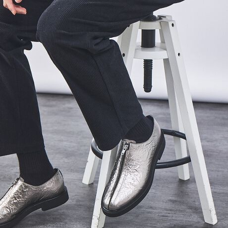 [^ԁF52471002107]yfUCzx[VbNȃv[gDU[V[YĐ؂JZ^[WbvANZgvXꑫBZ^[Wbv͂ܐ܂ŊJƂłEۂXgXt[BS^ɂƂAVvȃXgBۂ݂ӎÂĐ𑫂ƂŁA肵ۂɁBKxȏdʊ̂郉o[\[ŒnʂƃLb`₷fC[[XɊdlɁBC\[ɂ͔Ĕ̍fނgpĂ̂ŕs̏ՌzĂ܂BgD悪オĂs̃[O₷݌vɁBAEg\[́AAo[gppRo̎dグɂĂ܂BL̃Xg[̗pAăXeb`𖳂ƂŃ~j}ȈۂɎdグ܂B߂̃\[ŗlXȃpcƍ킹₷ŃX^CAbvł_|CgByfށzSILVERFvɔHăVH{IWiU[BBLACK1FxAɃNbLǑ^{IWiU[B(NbLO:Ђъ͗l)Abp[AC\[ɋvU[gpAȂ݂̗ǂdオɁBv̌Cɔ׃tBbgⓧEϋvɗD܂By@z}bPCy\[zo[yRZvgzfފő_炩̂~j}ȃfUCRZvgɕҏW1Bfނ̏_炩ȈۂׂɁA̐c𖳂AccɕύX܂BE̋@\fUCƂă\bgȋ̃t@Xi[̗pĂ܂BTCYɂāEʓIȃXj[J[ƔrĂ悻0.5cm`1cm傫Ă܂BEx.i27.0cm𗚂ẮASIZEF42(26.0cm)xƂlBE^Al͂܂̂ŁA܂łQlxɂl܂BӏEt@bVdBLK̃CjOgpĂ邽߁ACɐFڂ̉\܂BF̔\bNX킹ꍇ͂ӂ肢܂B