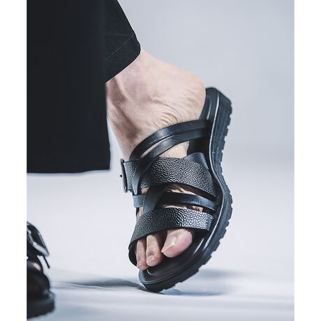 [^ԁF52501005046]yfUCzlXȃnCuh̃T_𐶎YĂC^ÃkIHJ[̍HōꂽT_BI[U[ŎdāAtrl̏iȈꑫłBĉ̃U[́Agނقǂɖ킢[𑝂Ă̂|CgBJ[fފ̃Rrl[VŃ|CgɂȂA1ő؂₩ɂȂACełBď̃VvȃR[fBl[giグS̃U[T_ɎdオĂ܂ByfށzAbp[AC\[ɃC^ÃU[{̂ɎgpAȂ݂̗ǂdオɁBv̌Cɔ׃tBbgⓧEϋvɗD܂BfŗACe炱A{vdl߂łByR[fBl[gzfjXbNXnYڂ܂ŕLn}ꑫBubN͂肰Ȃ|CgɁÃJ[͐F̂ŁÃgbvXpc͍T߂ɑ̂߂łBy@zZgy\[zo[ykIHJ[Ƃ́zC^AEgXJ[in1975NɑnƂꂽAC^ÃU[T_ƃuhBnƎn̊vɂAT_YɓElɂ镨Â͊mȕiƃfUCőȂM󂯂Ă܂B̋Zpƕi̍ACOL]̃T_AYĂ܂Bi摜́A̓p\RȂǂ̉{ɂAۂ̐FƈقȂČꍇ܂B炩߂BTCYɂāEʓIȃXj[J[ƔrĂ悻0.5cm`1cm傫Ă܂BEx.iXj[J[27.0cm𗚂ẮASIZEF42(26.0cm)xƂlBE^Al͂܂̂ŁA܂łQlxɂl܂Bӏt@bVdBLK̃CjOgpĂ邽߁ACɐFڂ̉\܂BF̔\bNX킹ꍇ͂ӂ肢܂B