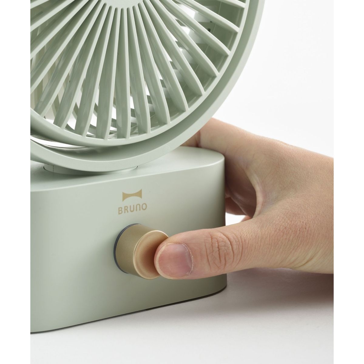 ポータブルスイングデスクファン 扇風機 コードレス 卓上 ミニ コンパクト サーキュレーター | ブルーノ(BRUNO) | 4760434 |  ファッション通販 マルイウェブチャネル