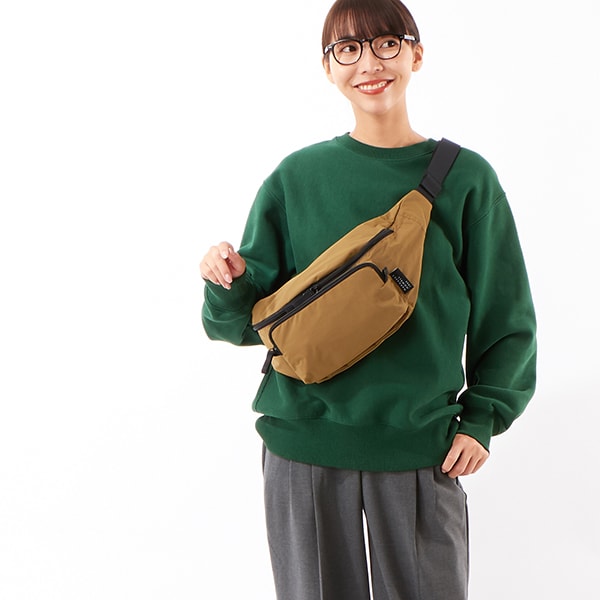 美品✨本革 マーガレットハウエル メッセンジャーバッグ クロスボディ ロゴ型押し マーガレット・ハウエル アイデア(MARGARET HOWELL idea