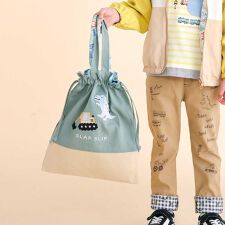 恐竜はたらくくるまウサギフリルリボン総柄お着替えバッグ
