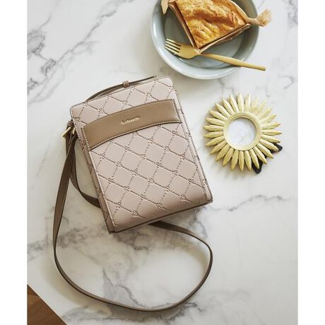 [^ԁF00482420125041]& chouetteiAhVGbgǰ^mO@XNGAV_[obOlČ^mOV[YNEWJ[oImȎŃgĥfUCȂA^ɂ邱ƂōvX܂hXAbv؂ȓf[gɂ߂łI@\EʂɃ}Olbg^Cṽ|Pbg1AɃt@Xi[^Cṽ|Pbg2AI[v|PbgP̂ŁAopɂȕ𕪂Ď[ł܂BEC[̓_ut@Xi[ŃX[YɊJ邱Ƃł܂BEz500mlybg{gcɂۂƎ܂TCYŃRpNgɌȂ[͔QEobOƂ܂J̃t@Xi[́A傫Ĵŕ̎oɃXgX܂BEbvN[nhN[ړ鏗ɊRX|Pbg&#9825;X^CEXNGA^̃tHɃmOƃoCJ[zFŁÂX^CbVȃIgîfUCɎdグ܂BEłnCNɎgĂAmɍ킹₷dオɂȂĂ܂BEJ[WJLxŃR[fBl[g̃ANZgɂ߂łEx[VbNȃJ[̔zFȂ̂ŁAlJWAȃX^C̃|Cg&#9825;yTCYz500mlybg{gcZAzcZ------------------------------------------------------îm点2025^3^25茴ޗi̍ɂ艿iĒ܂BiɂwiɊւ܂āAȉi^O݂Ăꍇ܂B܂悤A肢\グ܂B------------------------------------------------------