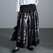 【大きいサイズ】 幾何学柄タックフレアワイドパンツ 大きいサイズ レディース パンツ ズボン ワイド