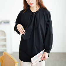 【大きいサイズ】 パールチェーン付きボウタイプルオーバー 大きいサイズ レディース トップス 長袖