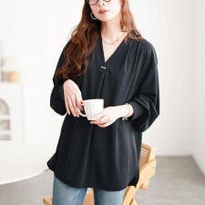 【大きいサイズ】 Vネックパール付き胸タックプルオーバー 大きいサイズ レディース トップス 長袖