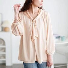 【大きいサイズ】 ゴールドパーツ付きラッフルタイブラウス 大きいサイズ レディース トップス