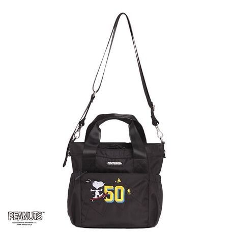 [^:ODB026]OUTDOOR PRODUCTSs[ibcR{obNoIs[ibcɃXk[s[oꂵ̂1950NBXk[s[oŃu50v`[tɁAX|[ceCXgȃOtBbNfUC܂BOUTDOOR PRODUCTS̃Sv[ǵA{̃J[ƓF̃VRv[gŎdグAS̓zCgJ[dlƂȂĂ܂B@\|Pbgdl2Wayg[gobOBi߂Ăgp\ȋВgp̊J|CgB^ł[ŁAی^̒}`́AMUMŨXeb`dlBCgpATuobO܂ŁA͈͂̍LACełBCJ͋ВdlŁAgSz܂Bgւ̒ʃt@Xi[tĂAוoxɋВ̊J߂ԂȂdlB܂AXibv{^tĂ̂ŁAВ̊W𒆂ɂ܂݁Aʏ̃g[gobOƂĂgƂ\łB