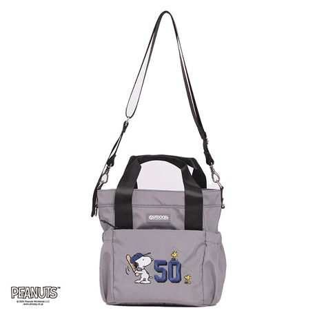 [^:ODB026]OUTDOOR PRODUCTSs[ibcR{obNoIs[ibcɃXk[s[oꂵ̂1950NBXk[s[oŃu50v`[tɁAX|[ceCXgȃOtBbNfUC܂BOUTDOOR PRODUCTS̃Sv[ǵA{̃J[ƓF̃VRv[gŎdグAS̓zCgJ[dlƂȂĂ܂B@\|Pbgdl2Wayg[gobOBi߂Ăgp\ȋВgp̊J|CgB^ł[ŁAی^̒}`́AMUMŨXeb`dlBCgpATuobO܂ŁA͈͂̍LACełBCJ͋ВdlŁAgSz܂Bgւ̒ʃt@Xi[tĂAוoxɋВ̊J߂ԂȂdlB܂AXibv{^tĂ̂ŁAВ̊W𒆂ɂ܂݁Aʏ̃g[gobOƂĂgƂ\łB