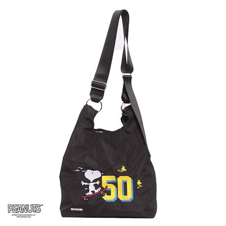 [^:ODB028]OUTDOOR PRODUCTSs[ibcR{obNoIs[ibcɃXk[s[oꂵ̂1950NBXk[s[oŃu50v`[tɁAX|[ceCXgȃOtBbNfUC܂BOUTDOOR PRODUCTS̃Sv[ǵA{̃J[ƓF̃VRv[gŎdグAS̓zCgJ[dlƂȂĂ܂Bg[gƃV_[2Waydl̃V_[obOB}`tȂ̂ŁAוł܂BV_[R͒\Ȃ̂ŁA΂ߊ|ɂĂX^COɍ킹AJWAV[ł̊􂪍LACełBt@Xi[obNƈႢAЎŃTbƊJ߂ł̂ŁAו̏oꂪX[YB肪ӂĂƂɂ֗łBA藷sו̑oɂΉłTCYBւ|[`AKWFbgނ̂ŁAW[όɂœKłB