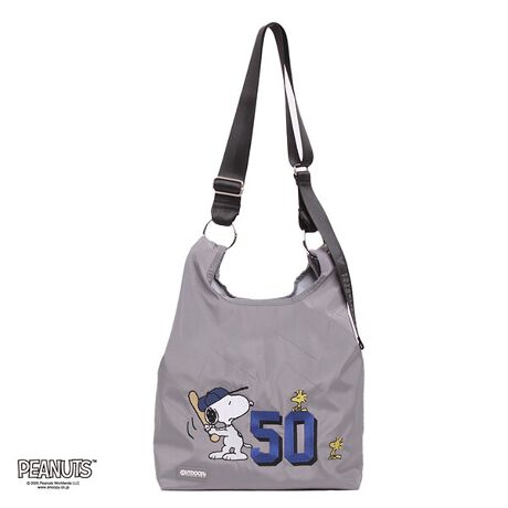 [^:ODB028]OUTDOOR PRODUCTSs[ibcR{obNoIs[ibcɃXk[s[oꂵ̂1950NBXk[s[oŃu50v`[tɁAX|[ceCXgȃOtBbNfUC܂BOUTDOOR PRODUCTS̃Sv[ǵA{̃J[ƓF̃VRv[gŎdグAS̓zCgJ[dlƂȂĂ܂Bg[gƃV_[2Waydl̃V_[obOB}`tȂ̂ŁAוł܂BV_[R͒\Ȃ̂ŁA΂ߊ|ɂĂX^COɍ킹AJWAV[ł̊􂪍LACełBt@Xi[obNƈႢAЎŃTbƊJ߂ł̂ŁAו̏oꂪX[YB肪ӂĂƂɂ֗łBA藷sו̑oɂΉłTCYBւ|[`AKWFbgނ̂ŁAW[όɂœKłB