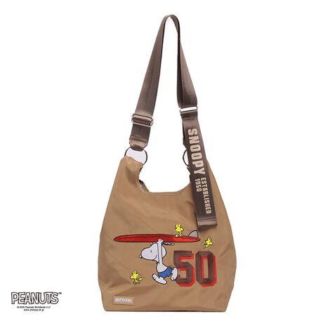 [^:ODB028]OUTDOOR PRODUCTSs[ibcR{obNoIs[ibcɃXk[s[oꂵ̂1950NBXk[s[oŃu50v`[tɁAX|[ceCXgȃOtBbNfUC܂BOUTDOOR PRODUCTS̃Sv[ǵA{̃J[ƓF̃VRv[gŎdグAS̓zCgJ[dlƂȂĂ܂Bg[gƃV_[2Waydl̃V_[obOB}`tȂ̂ŁAוł܂BV_[R͒\Ȃ̂ŁA΂ߊ|ɂĂX^COɍ킹AJWAV[ł̊􂪍LACełBt@Xi[obNƈႢAЎŃTbƊJ߂ł̂ŁAו̏oꂪX[YB肪ӂĂƂɂ֗łBA藷sו̑oɂΉłTCYBւ|[`AKWFbgނ̂ŁAW[όɂœKłB