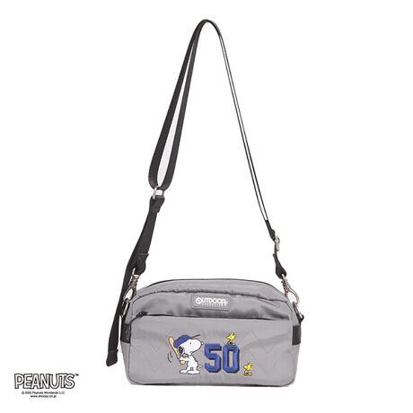 [^:ODB030]OUTDOOR PRODUCTSs[ibcR{obNoIs[ibcɃXk[s[oꂵ̂1950NBXk[s[oŃu50v`[tɁAX|[ceCXgȃOtBbNfUC܂BOUTDOOR PRODUCTS̃Sv[ǵA{̃J[ƓF̃VRv[gŎdグAS̓zCgJ[dlƂȂĂ܂Bgւ̊􂪍L~jV_[łBtgɃXk[s[̎hJfUCAt@Xi[|PbgtBo₷LԌ|CgłBV_[R͎O\Ȃ̂ŁAobOCobOƂĂ􂵂܂BC[̓t@Xi[ő傫ĴŁAgn₷Ao₷Ƃ낪|CgB߃TCYȂ̂ŁAƂOoATuobOƂđ劈􂵂܂B