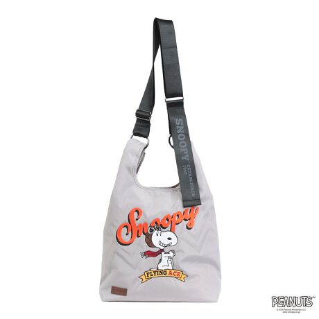 [^:ODB032]PEANUTSOUTDOOR PRODUCTS̃R{ACeoIlC̃Xk[s[̕ϑLN^[uFLYING ACEv̎hJOʂɎ{܂BXk[s[̃SfUC͕ML̕`F[Xeb`hJŗ̊ƃBe[W\Ă܂BD]̂QWAYg[gV_[̐V샂fBA4t@CcɎ[\ȑeʃobNȂ̂ŕiוɑ劈􂵂ĂꂻBJrit̃V_[Xgbv͎O\Ȃ̂ŁAV_[obNEg[gobNƃR[fɍ킹Ďg邱Ƃł܂B