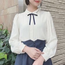 【春まで使える】リボンタイ付きロゴ刺繍衿長袖ブラウス　洗える