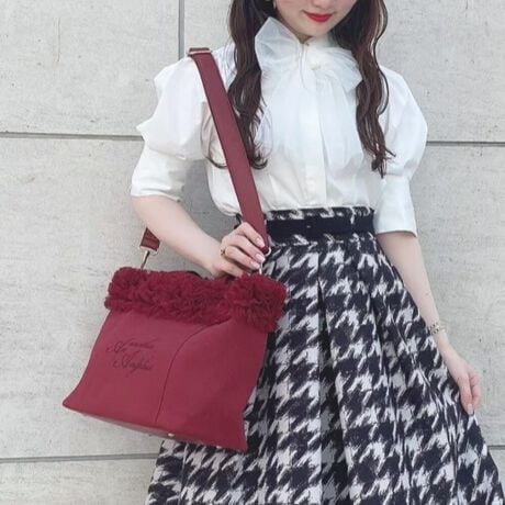 [^:51BC01a001]fUC|CgՂ̃`[thJ̃LoXg[gB悢{[̃tgȂ̂ŁAlX^CɃsb^̈ic蕔̂ݍfނgp邱ƂŁAîۂoƂƂɁApAbv܂B܂V_[t̂߁A΂ߊ|A莝2wayłg܂I}`ƕtĂ̂ŁAA4TCY500ml̃ybg{gۂ̂|CgIXXX^COsNx[WO[̃J[͂ǂȃX^COɂ킹₷Abh̓R[f̃ANZgƂĊ􂵂Ă܂BGKgȃR[fɂ͎莝ŏiɁAJWAȃR[fɂ͎΂ߊ|ŃtȒȂyŁyFz26.5cm 41.5cm }`15cm 38cm V_[67.5`119.5cmNEWARRIV