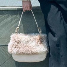 アンアナザーアンジェラス(an another angelus)の【ふわふわ/500mlペットボトル収納可能】カーリーファートートバッグ