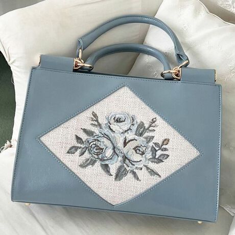 [^:54BC01a007]fUC|Cg_C^̃t[ɑ@ׂȃ[Y̎hJ{nhobOB̂ƂfUCɁA݊̂hJAeB[N̂悤ȕ͋CYiBɓ|PbgtĂ}`Ă邽߁AڈȏɎp̂|CgBgbvnhŎ50fsX^CoAOXgbvŃnYt[X^Cy݂܂BIXXX^CO`[⃌[XĝACeƏ炵tF~jɍ킹̂C`IVłBhJJ[Ƒ̂J[XJ[gsbNĉ؂₩ȃR[fyނ̂yFz 20.5cm  30cm  }`10cm  29cm  V_[96`108.5cm