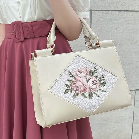 [^:54BC01a007]fUC|Cg_C^̃t[ɑ@ׂȃ[Y̎hJ{nhobOB̂ƂfUCɁA݊̂hJAeB[N̂悤ȕ͋CYiBɓ|PbgtĂ}`Ă邽߁AڈȏɎp̂|CgBgbvnhŎ50fsX^CoAOXgbvŃnYt[X^Cy݂܂BIXXX^CO`[⃌[XĝACeƏ炵tF~jɍ킹̂C`IVłBhJJ[Ƒ̂J[XJ[gsbNĉ؂₩ȃR[fyނ̂yFz 20.5cm  30cm  }`10cm  29cm  V_[96`108.5cm