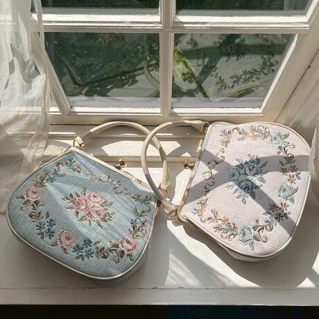 [^:54BC05a006]fUC|Cg@ׂȃ[Yƃ{̎hJڂ䂭܌obOBCîhJfUCƃS[h̋gŁAɖʊYiɁBɓ|PbgtĂA܌J߁AڈȏɎp̂|CgBIXXX^CO`[⃌[XĝACeƏ炵tF~jɍ킹̂C`IVłBhJJ[Ƒ̂J[XJ[gsbNĉ؂₩ȃR[fyނ̂yFz 23cm  29cm  }`7cm  35cm