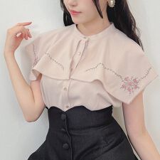 【洗える】スクエアケープ衿ローズ刺繍ブラウス
