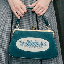 アンアナザーアンジェラス(an another angelus)の【500mlペットボトル収納可能】フレームローズ刺繍クロップドがま口バッグ