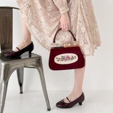 アンアナザーアンジェラス(an another angelus)の【500mlペットボトル収納可能】フレームローズ刺繍クロップドがま口バッグ