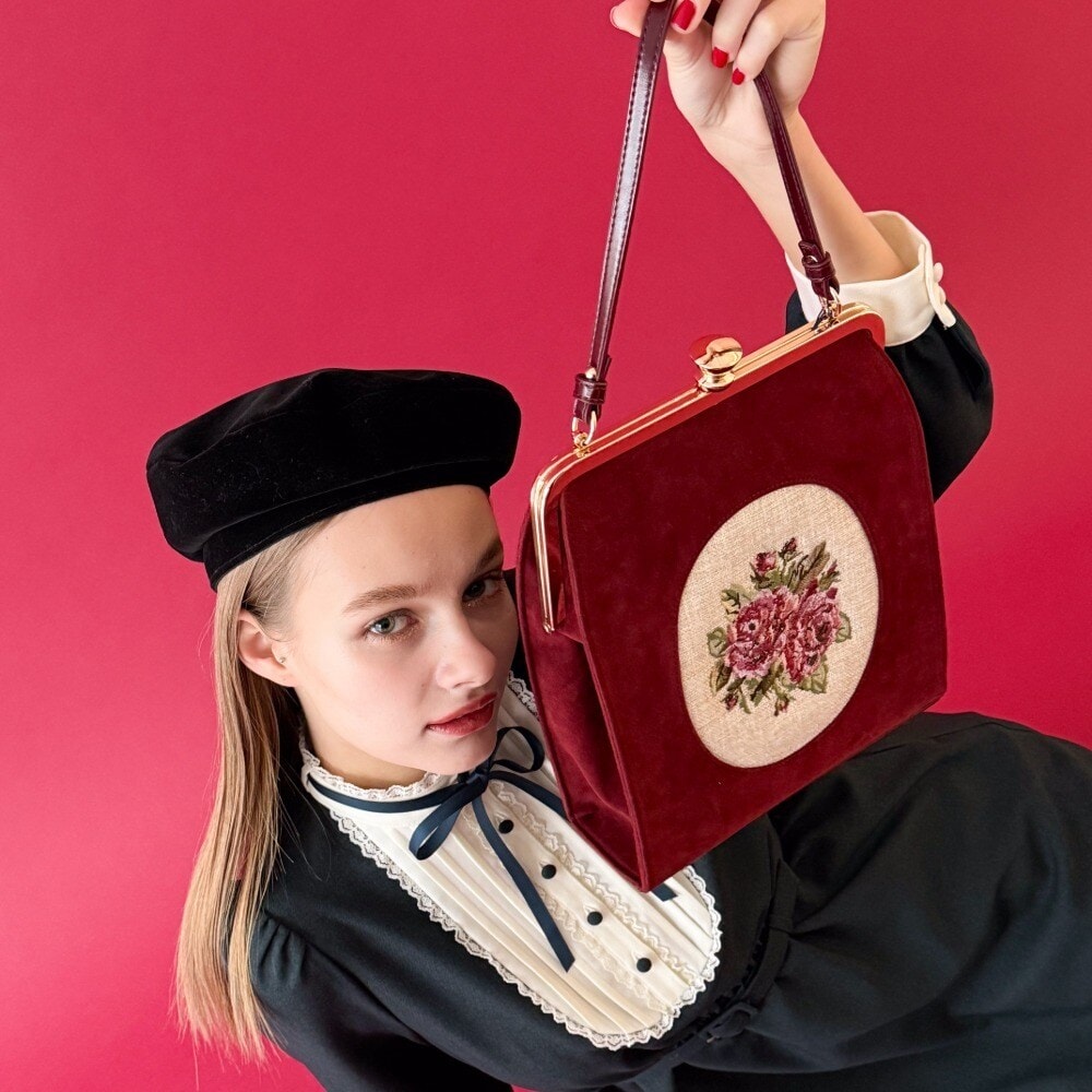 アンアナザーアンジェラス（an another angelus）/【500mlペットボトル収納可能】フレームローズ刺繍クロップドがま口バッグ フレームローズ刺繍クロップドがま口バッグ【500mlペットボトル収納