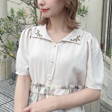 【洗える】プチローズ刺繍入り変形衿ブラウス