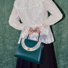 アンアナザーアンジェラス(an another angelus)のサークルフラップ刺繍台形バッグ