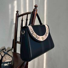 アンアナザーアンジェラス(an another angelus)のサークルフラップ刺繍台形バッグ